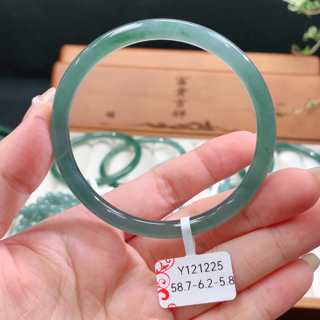 翡翠手镯未镶嵌天然