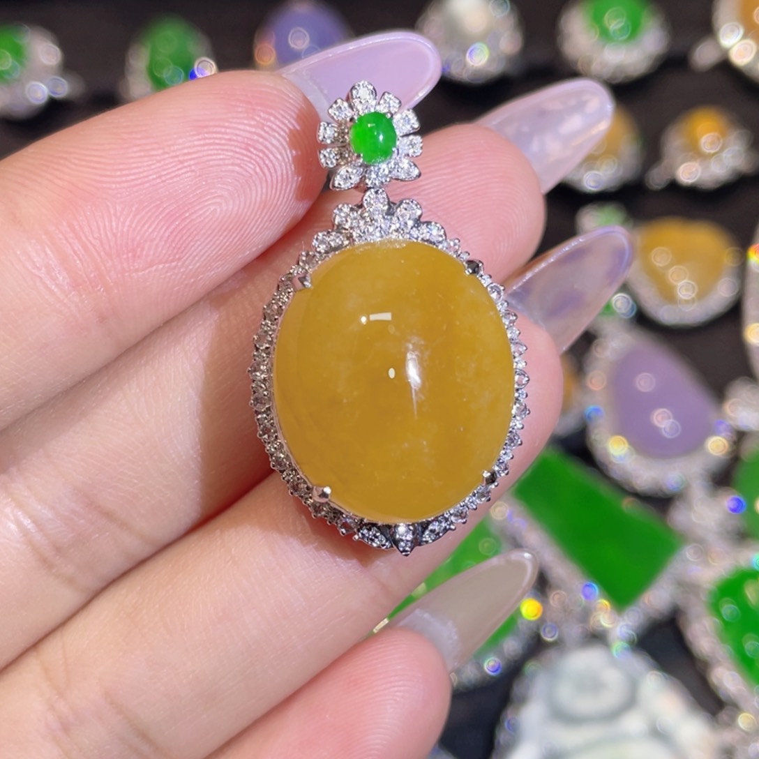 翡翠颈饰18K金镶嵌蛋面，伴钻