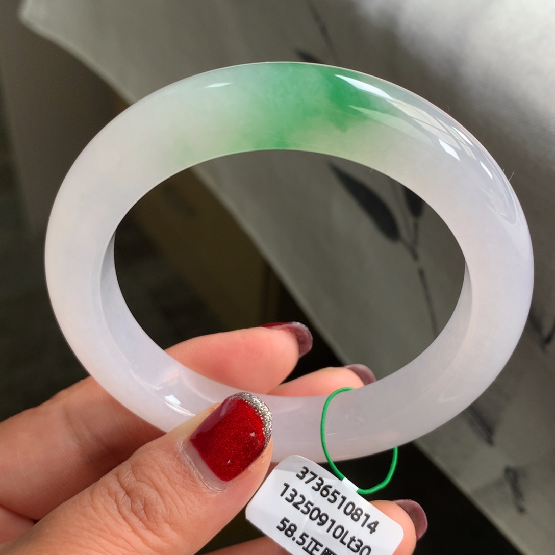 翡翠未镶嵌手镯冰胶飘绿花无纹裂【强推】