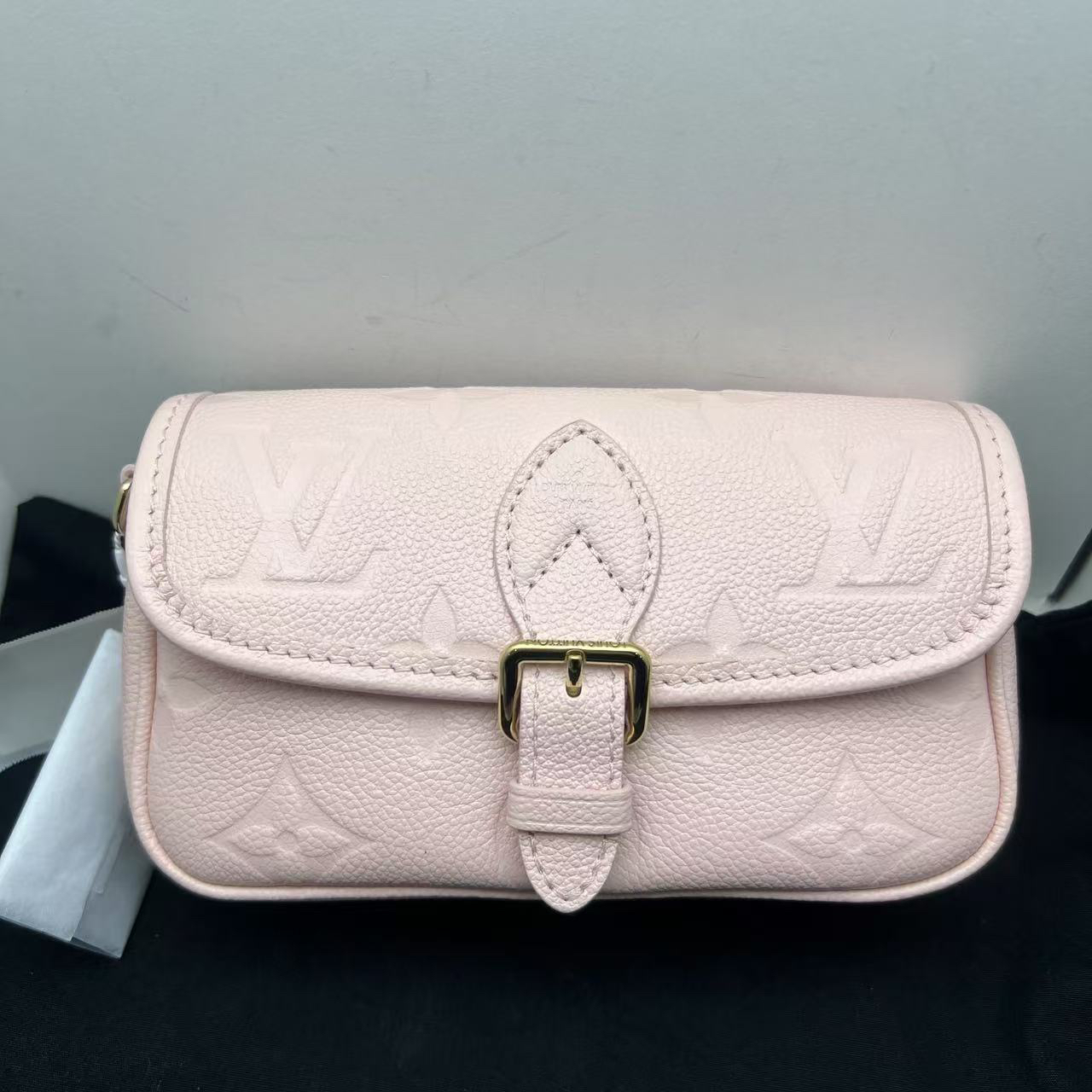 99新 LouisVuitton/路易威登 樱花粉nano法棍（24年芯片款定金）