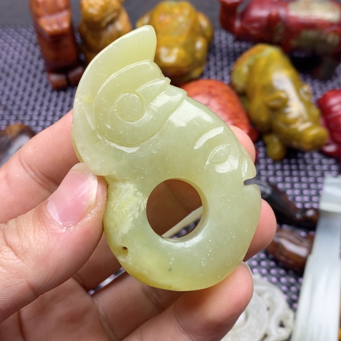 蛇纹石玉颈饰未镶嵌