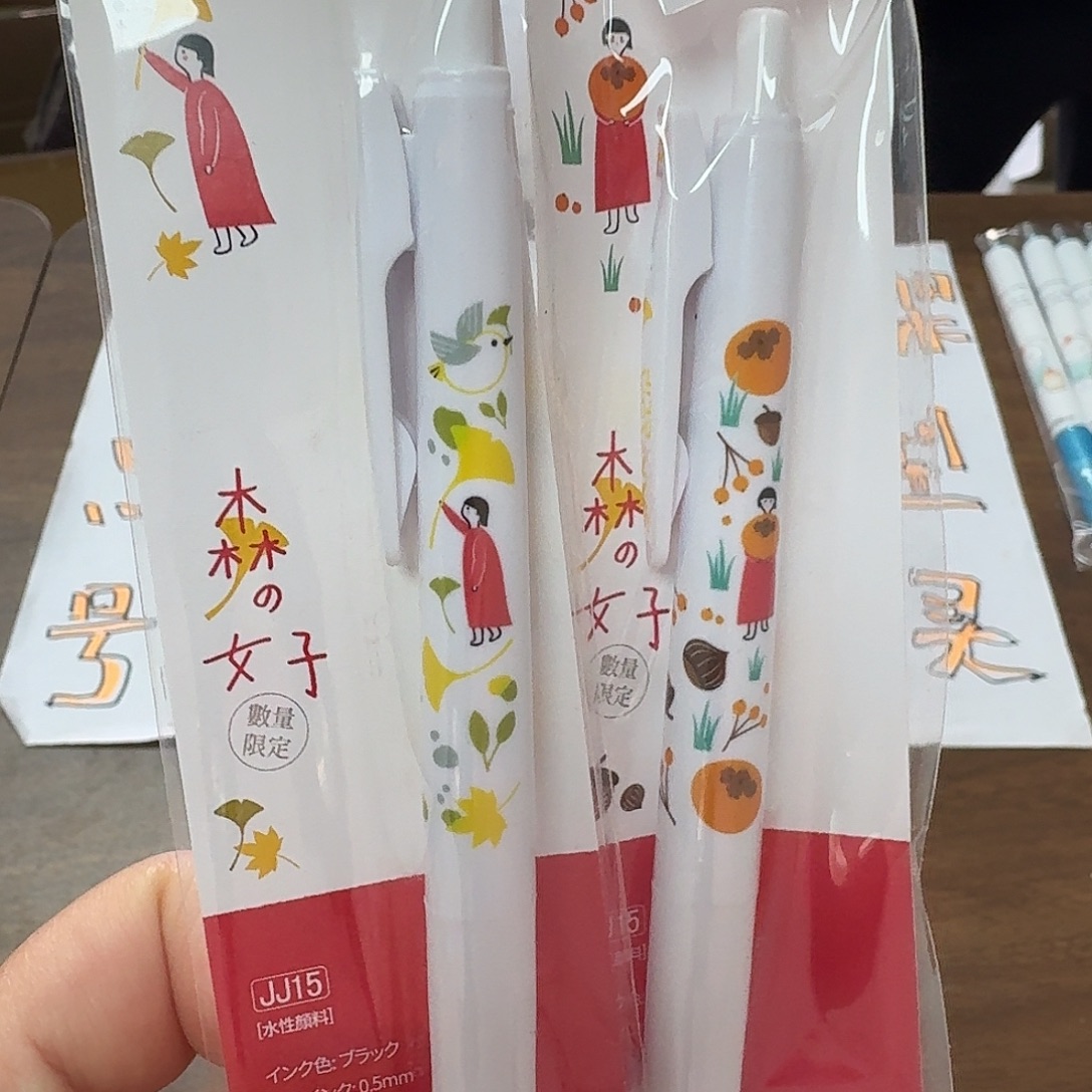 斑马中性笔森林的女子 两支 蘑菇 银杏