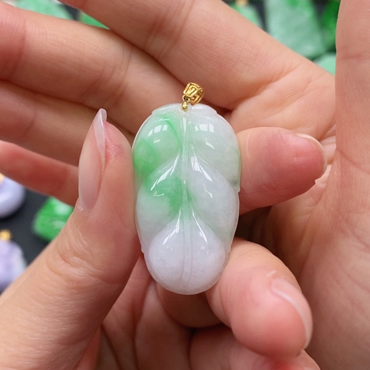 翡翠颈饰未镶嵌?吊坠