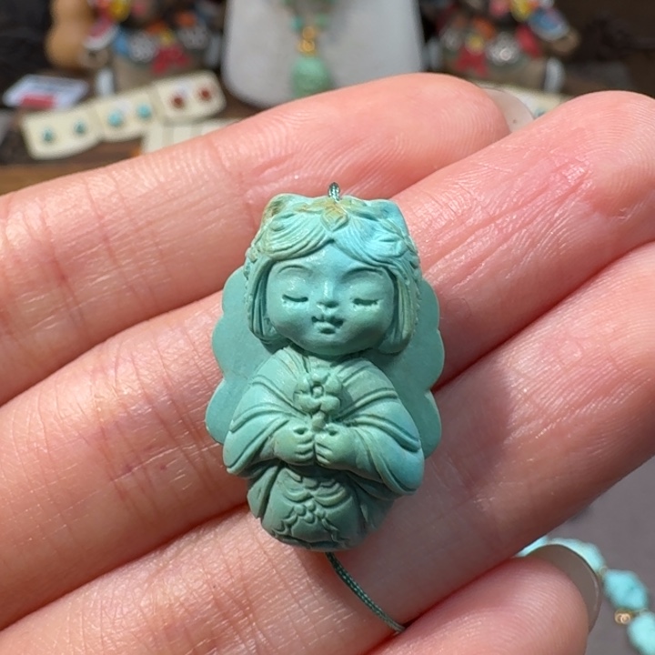 绿松石未镶嵌小女孩儿雕刻件