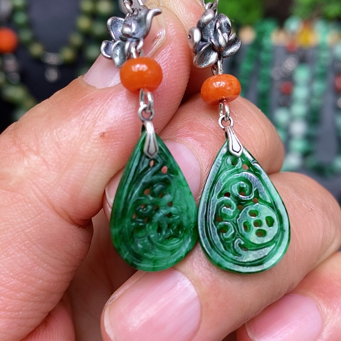 翡翠未镶嵌耳饰芸**生漂亮美眉