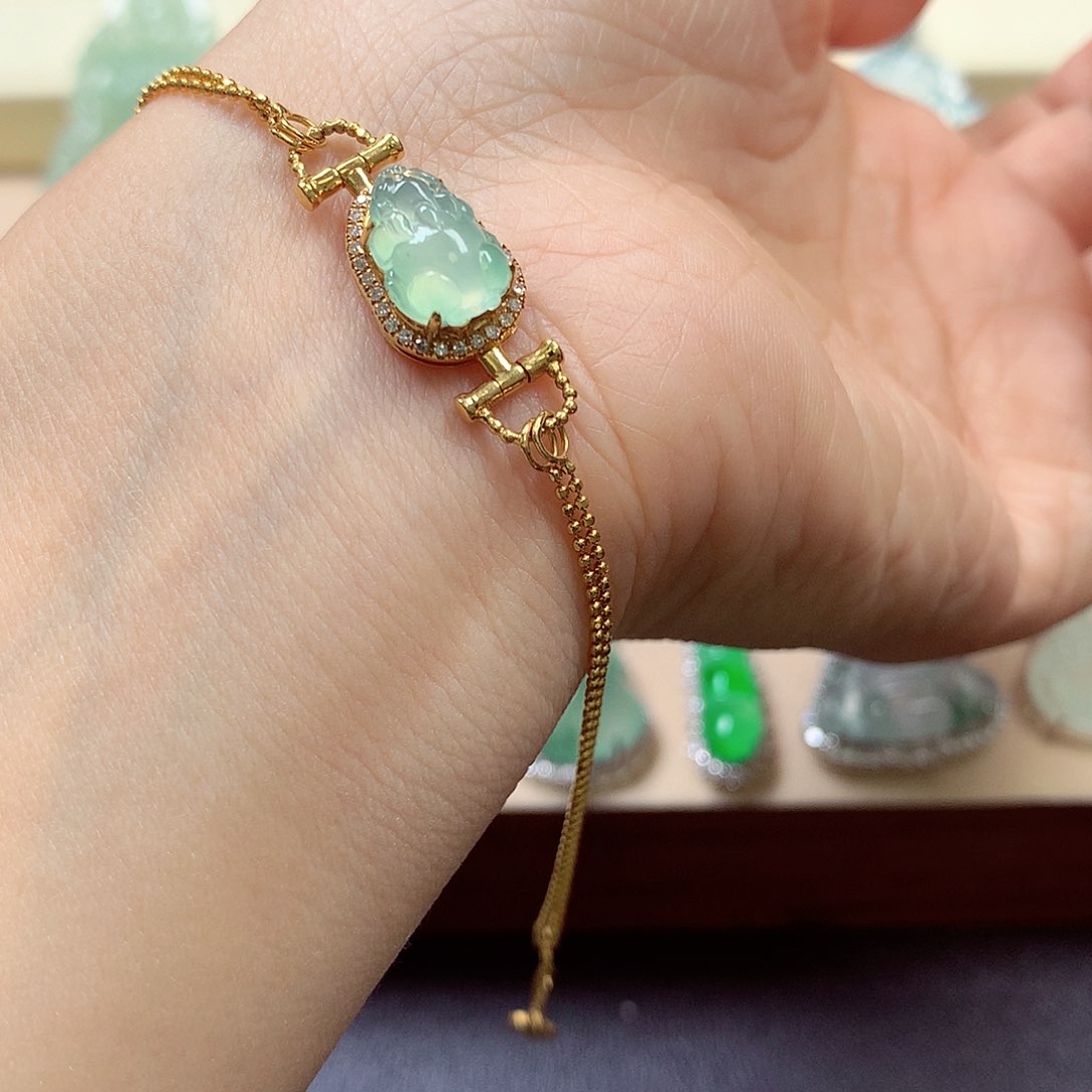 翡翠颈饰18K金镶嵌翡翠