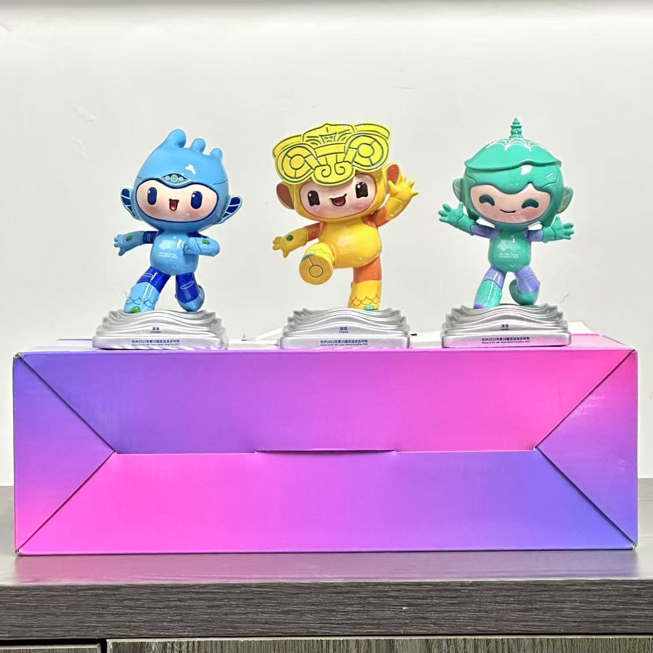 礼盒装吉祥物公仔摆件