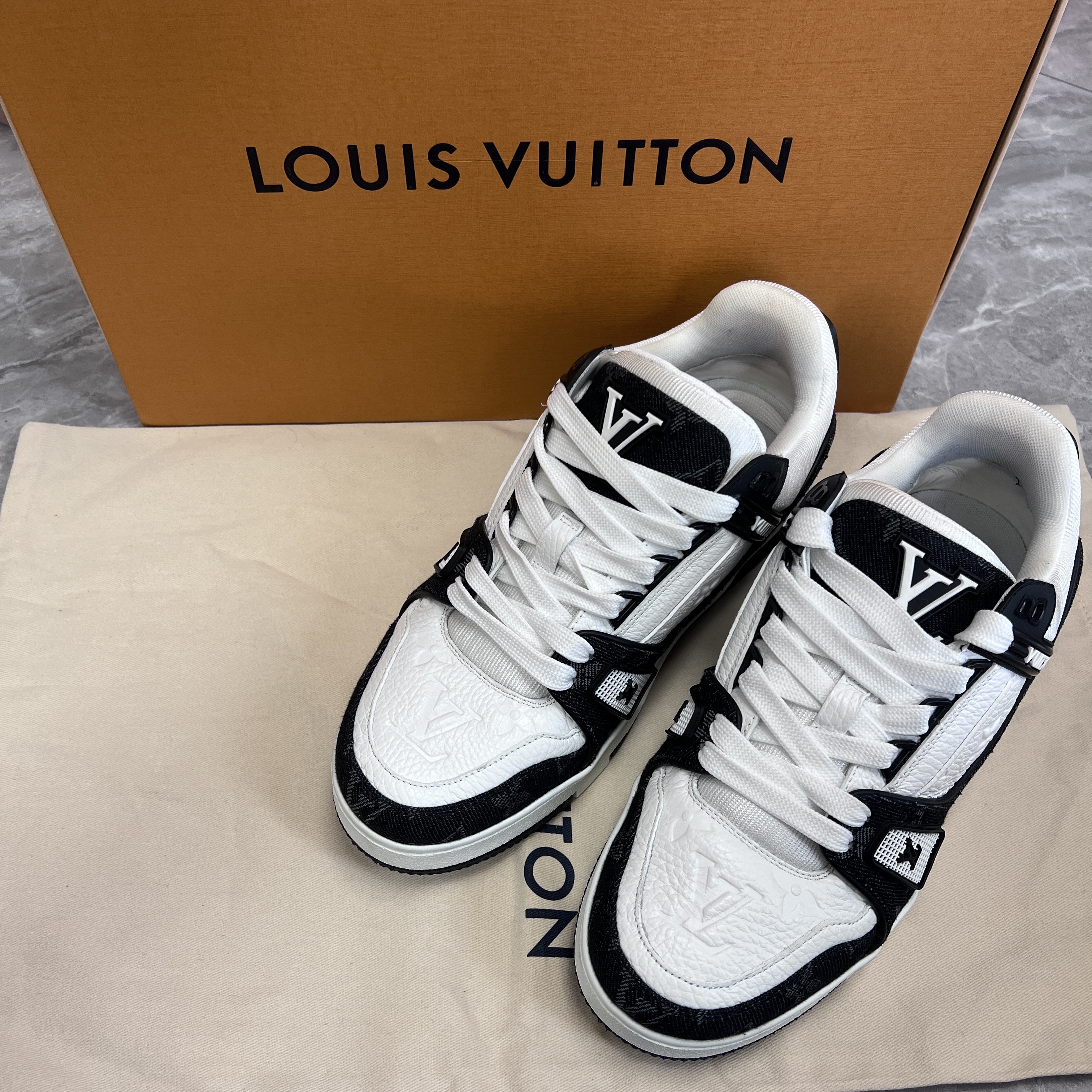 99新 LouisVuitton/路易威登 38码！lv trainer黑白熊猫牛仔板鞋