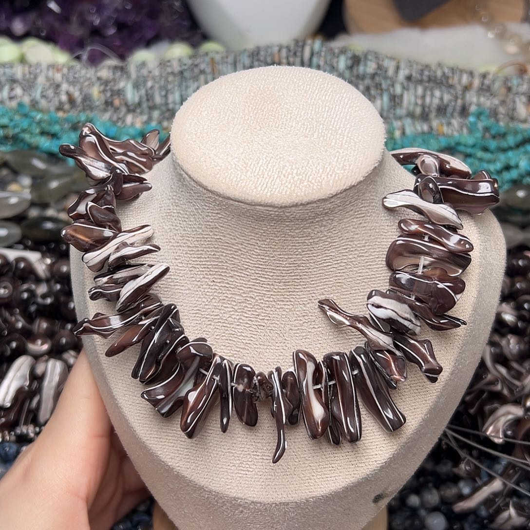 玛瑙/玉髓合金珠宝半成品N123。天然黑金贝长牙一条