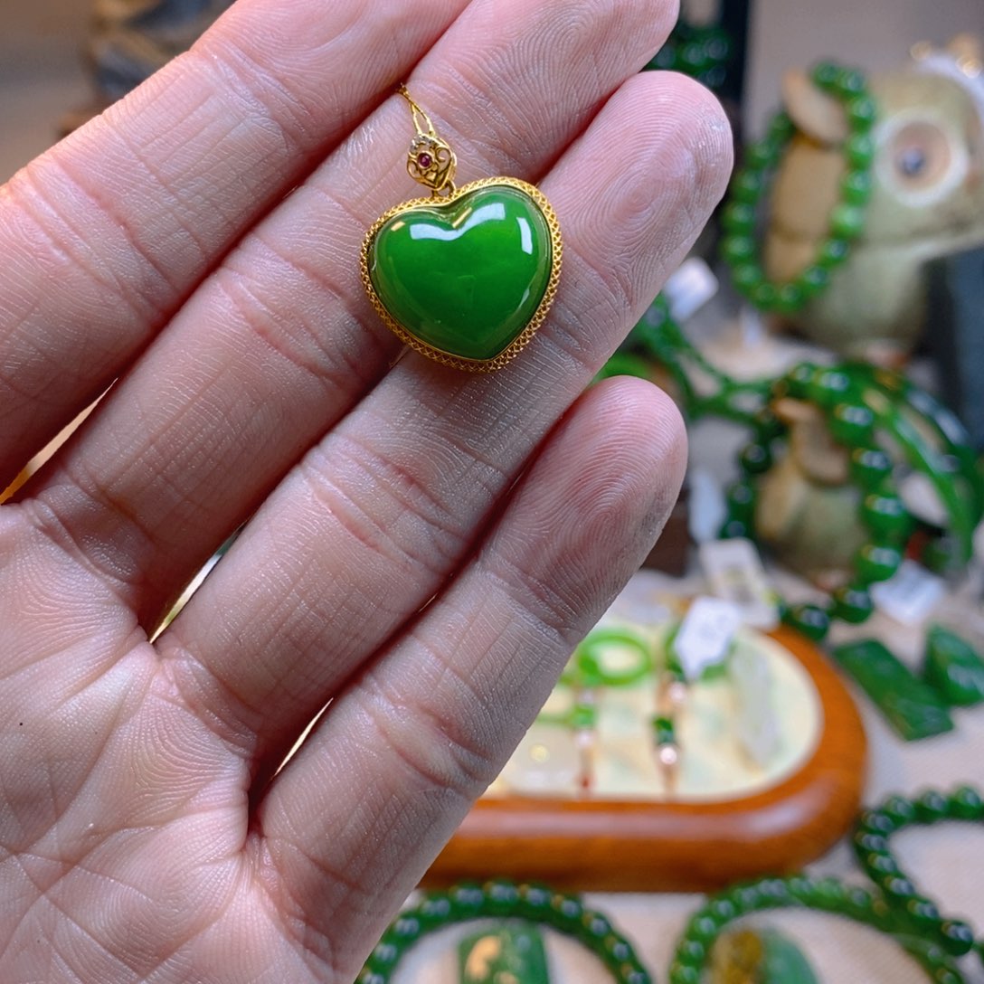 和田玉18K金镶嵌颈饰山**宝