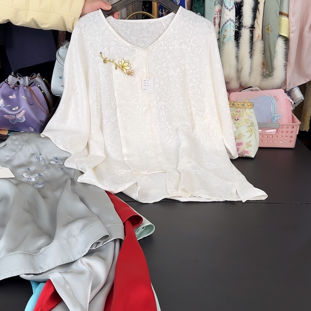 织绣陆美英罗衣罗衣