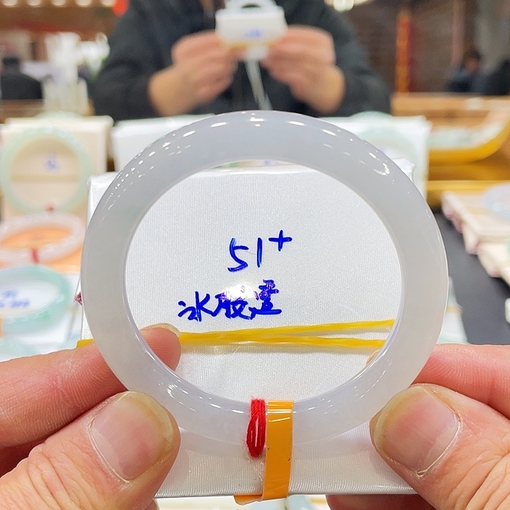 翡翠手镯未镶嵌翡翠