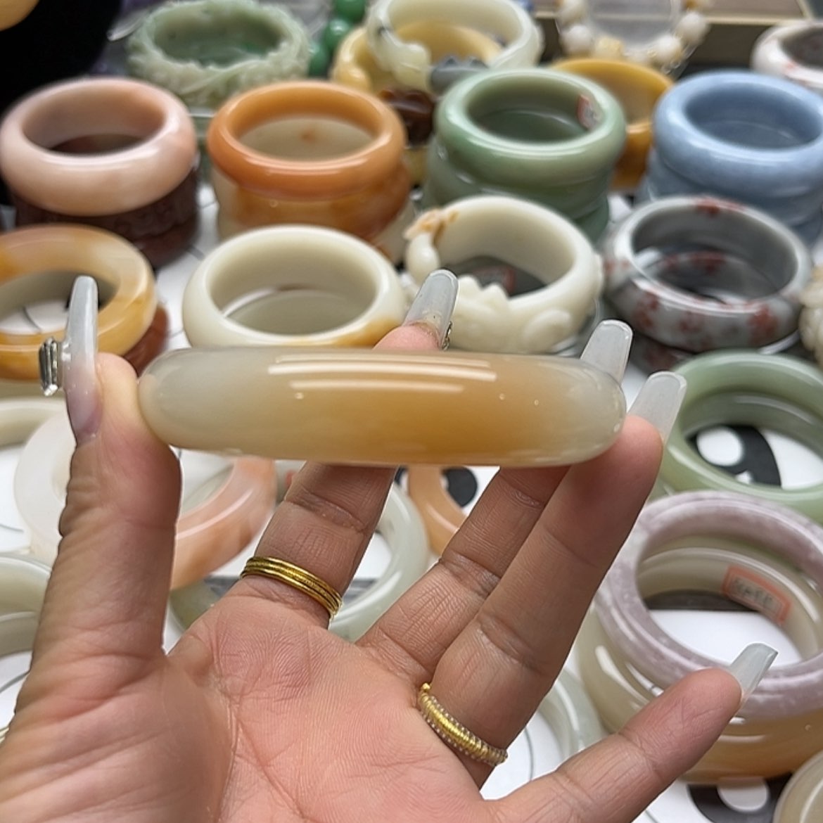 【闪购商品】石英质玉手镯未镶嵌鱼*精品一口糖