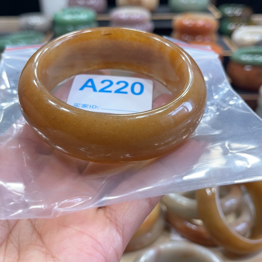 石英质玉手镯未镶嵌小***?