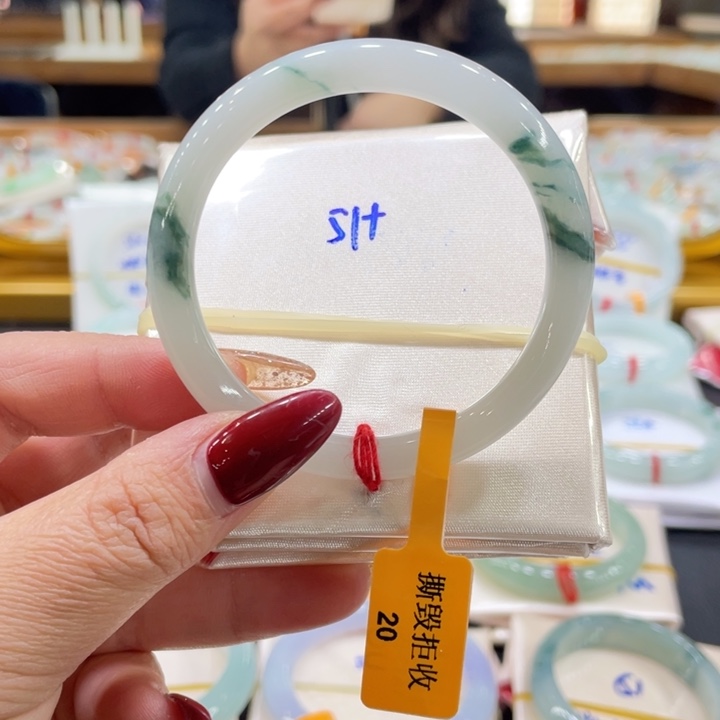 翡翠手镯未镶嵌翡翠