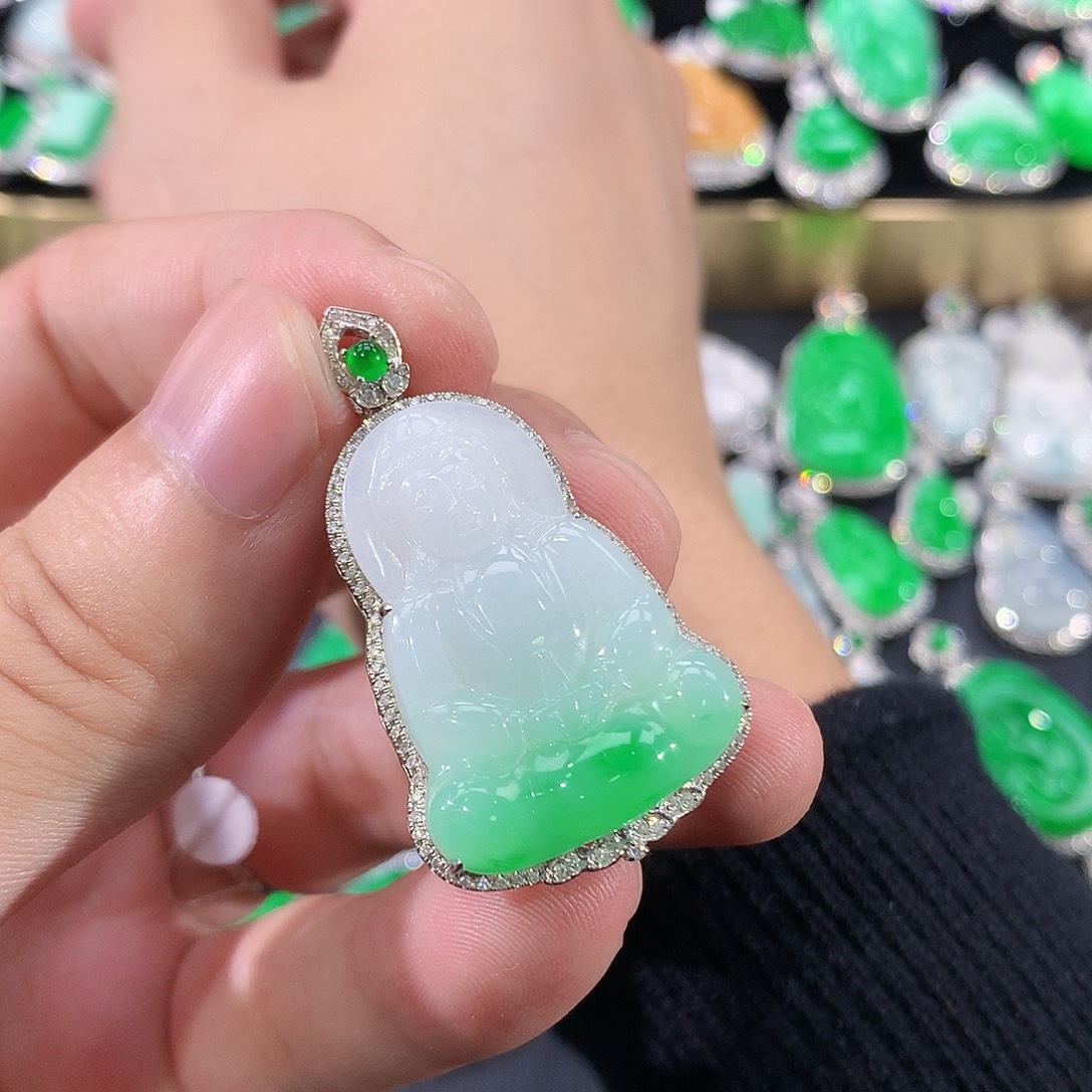 翡翠18K金镶嵌颈饰