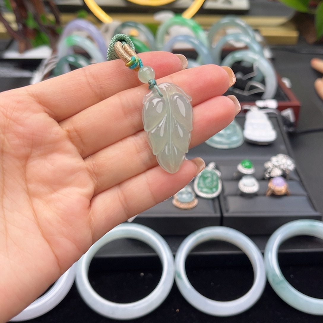 翡翠未镶嵌吊坠(赠链)翡翠挂件