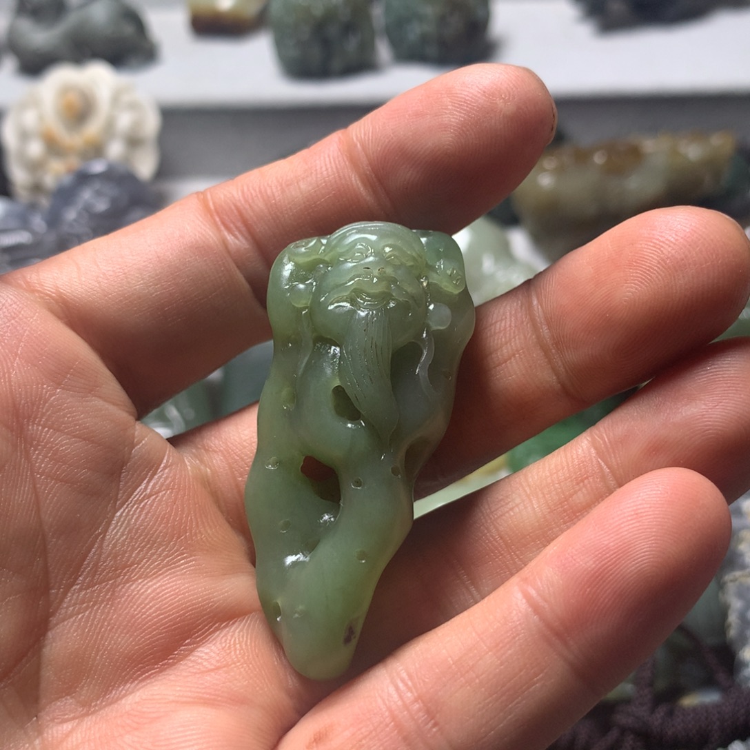 卡***吱和田玉未镶嵌颈饰