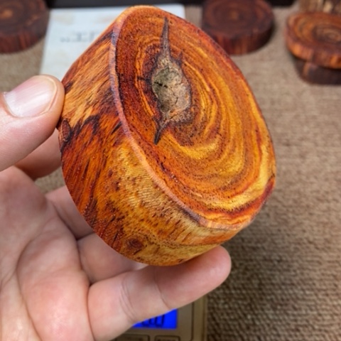 藤类131克降真香白绿油虫漏手把件