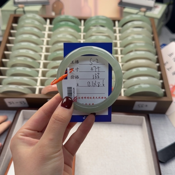 丹***丹东陵石未镶嵌手镯