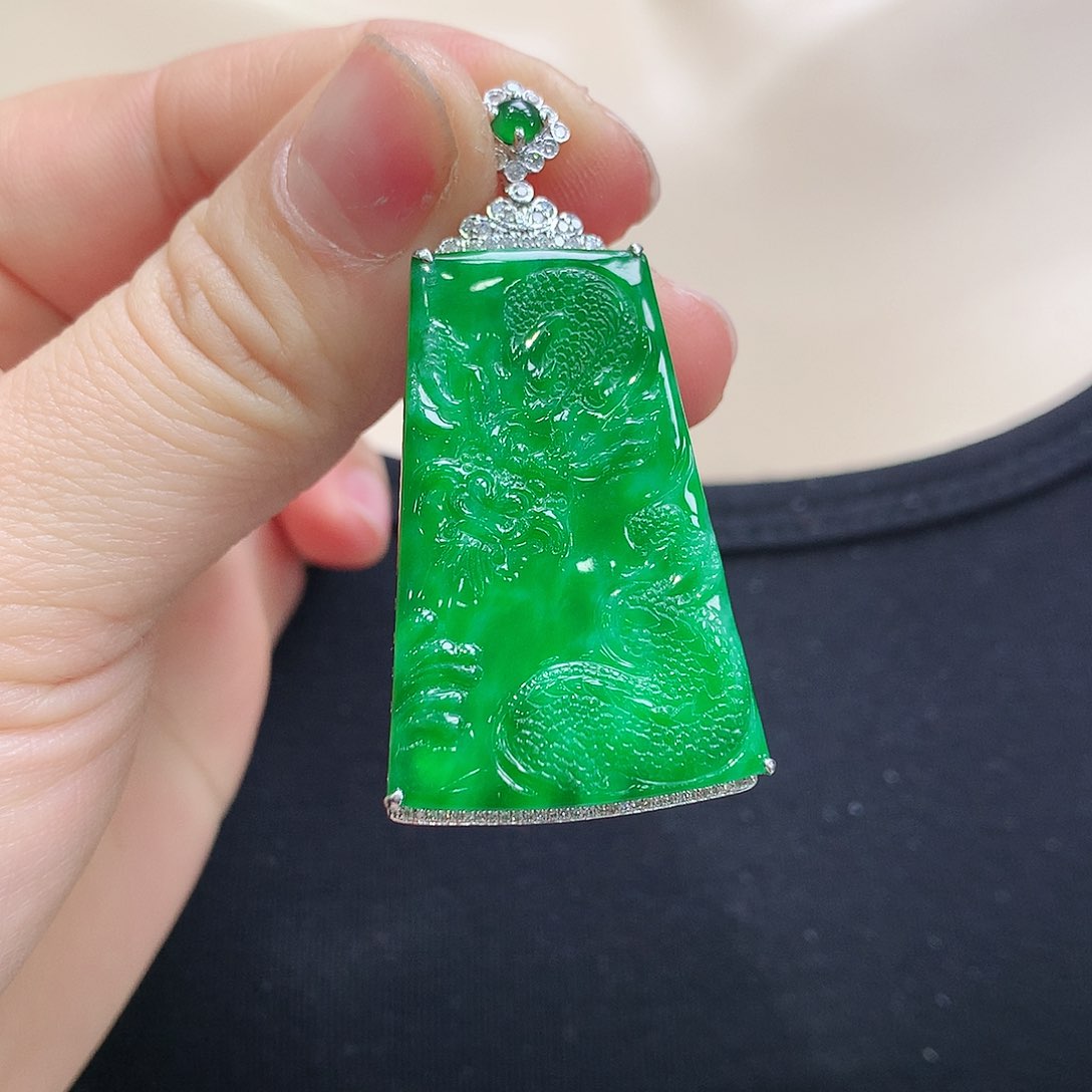 翡翠颈饰18K金镶嵌艺**行龙牌