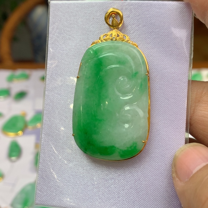 翡翠颈饰18K金镶嵌翡翠