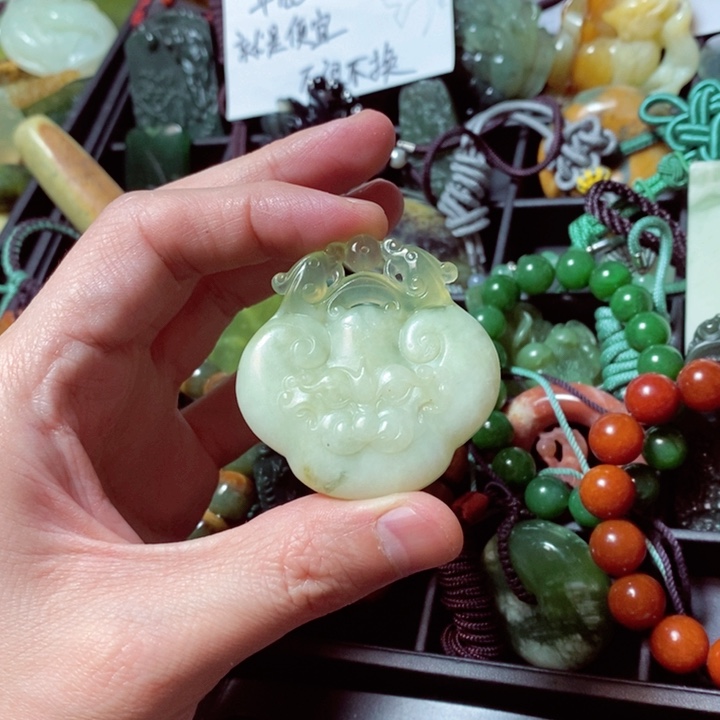 蛇纹石玉颈饰未镶嵌