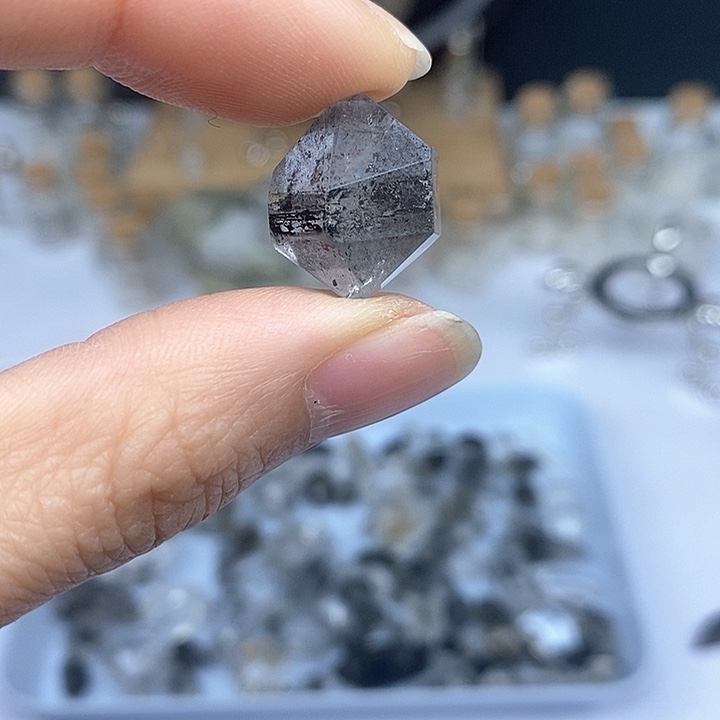 水晶颈饰未镶嵌素描