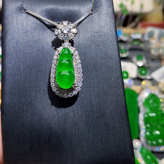 翡翠未镶嵌颈饰吊坠