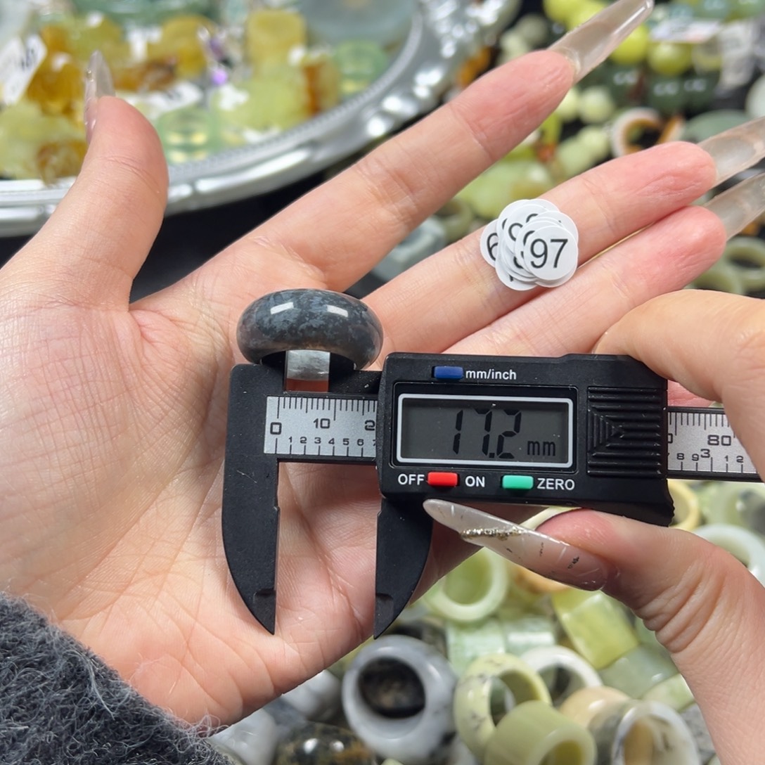 蛇纹石玉未镶嵌戒指