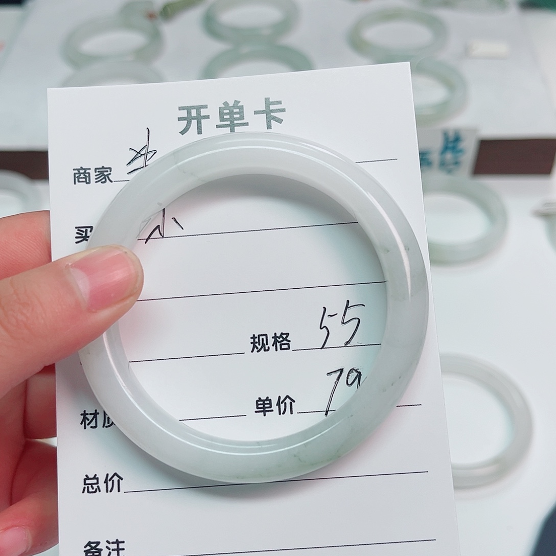 小***关石英岩玉未镶嵌手镯