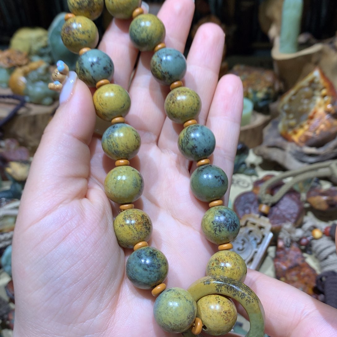 岫岩河磨玉（透闪石质玉）手持未镶嵌枣****板