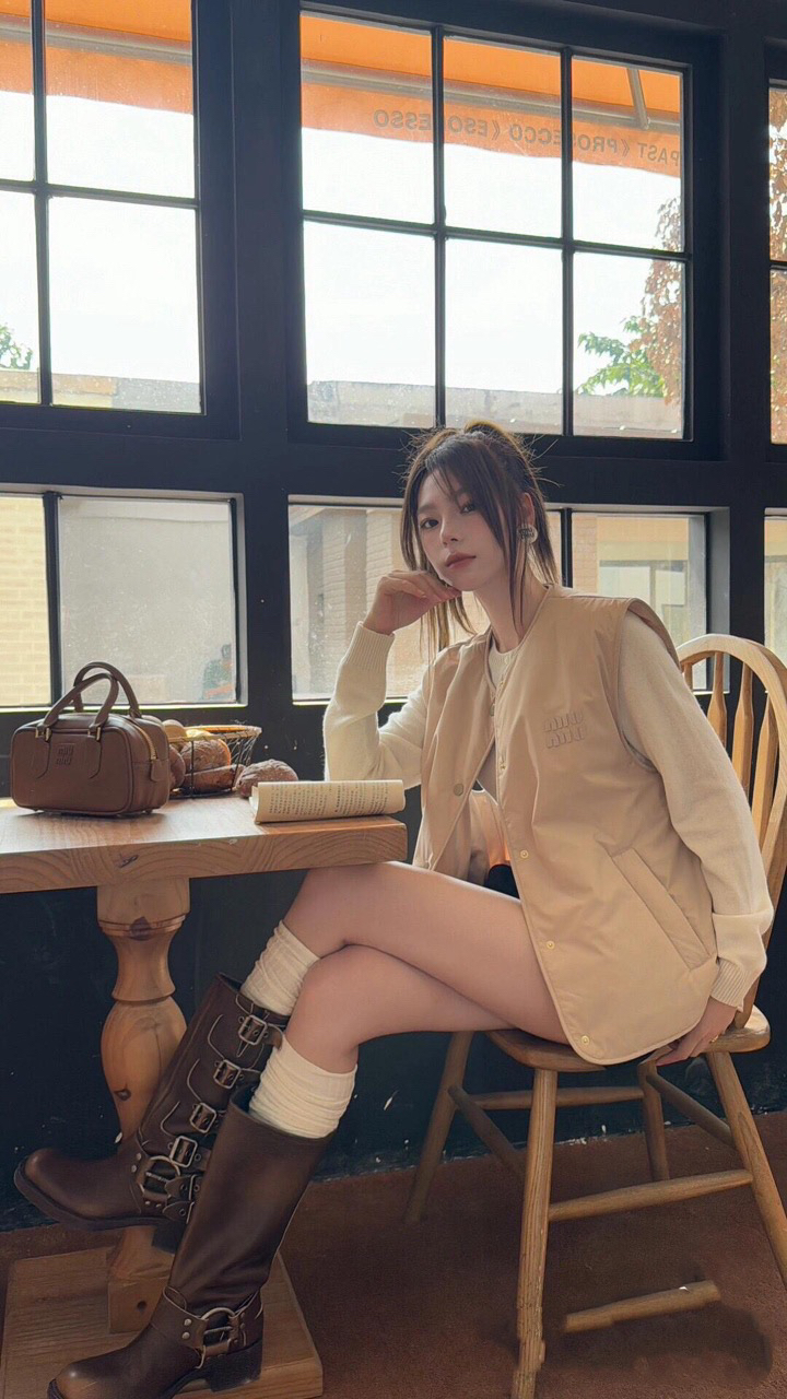 99新 MIU MIU/缪缪 卡其色羽绒背心马甲 40码 01321