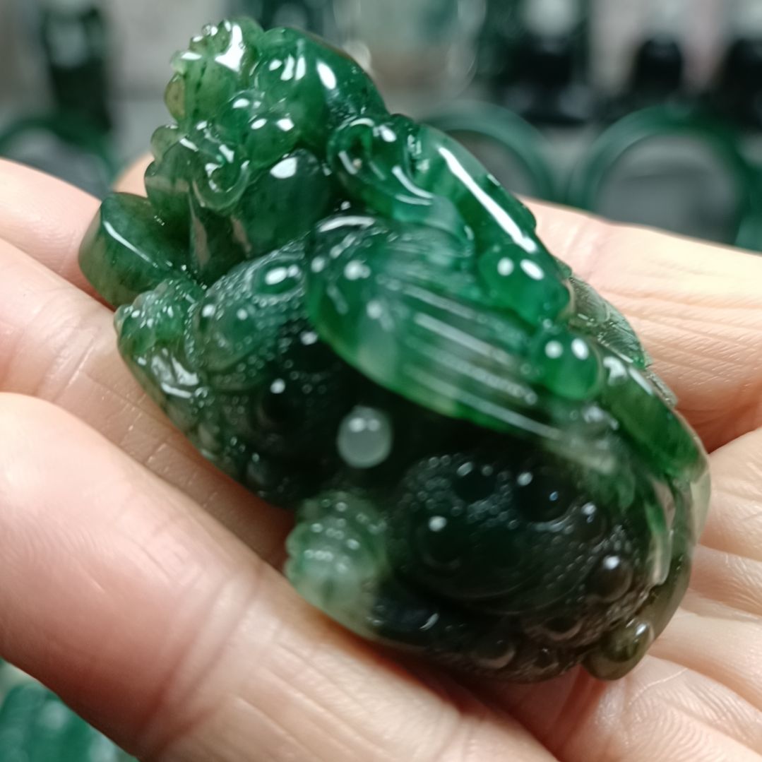 君***下独山玉未镶嵌把玩