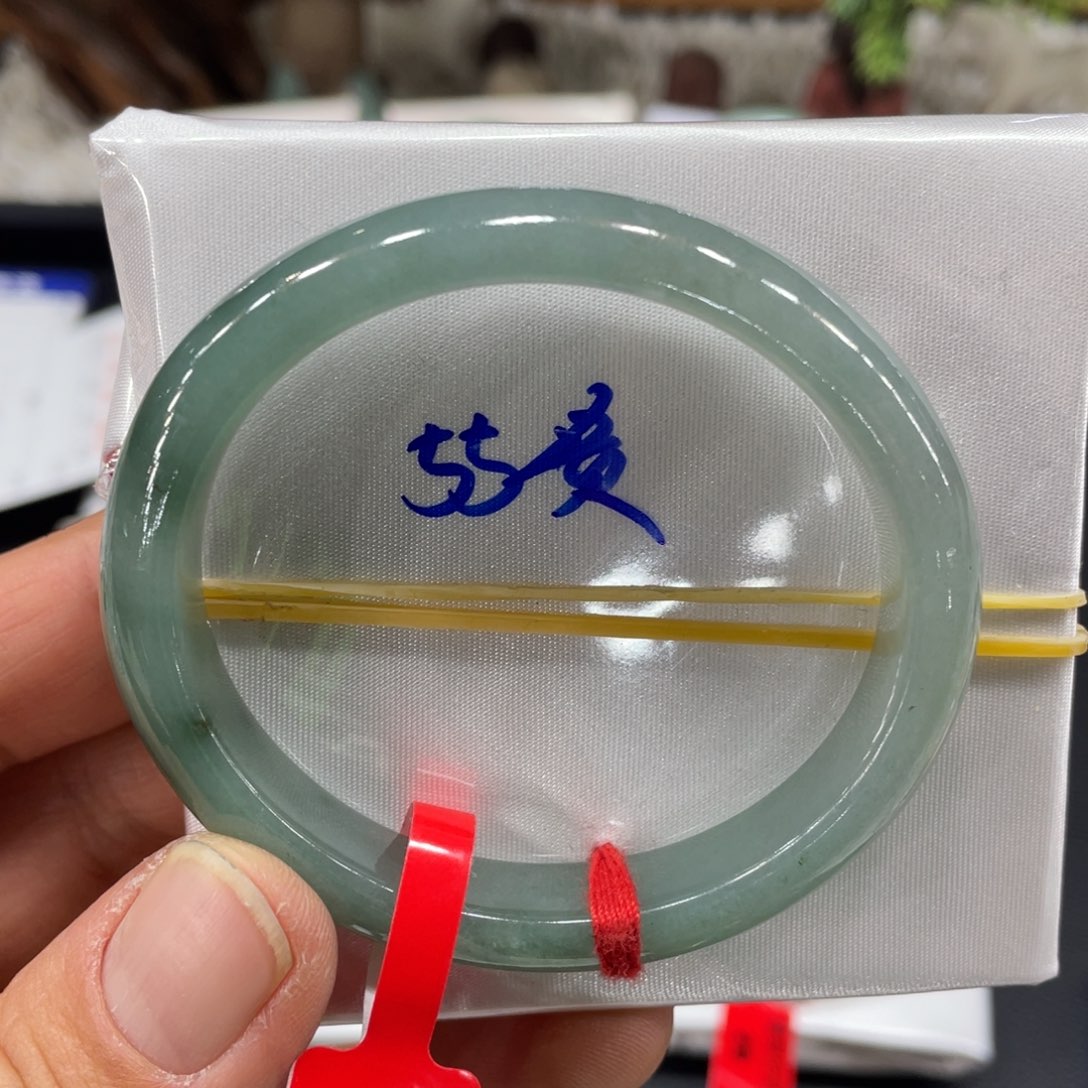 翡翠手镯未镶嵌翡翠