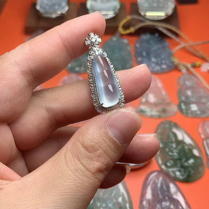 翡翠18K金镶嵌颈饰翡翠豆子