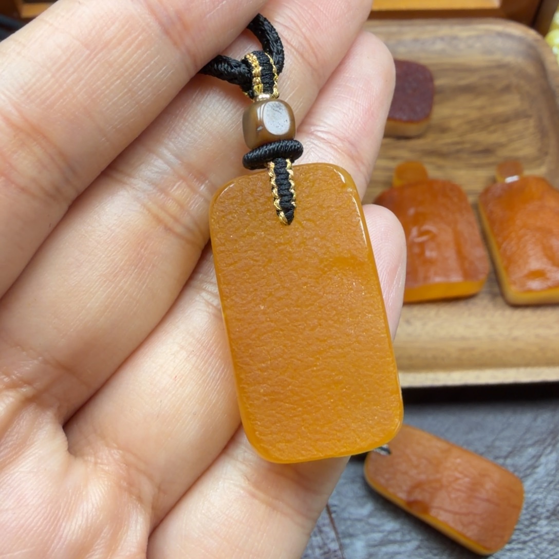琥珀未镶嵌吊坠(赠链)