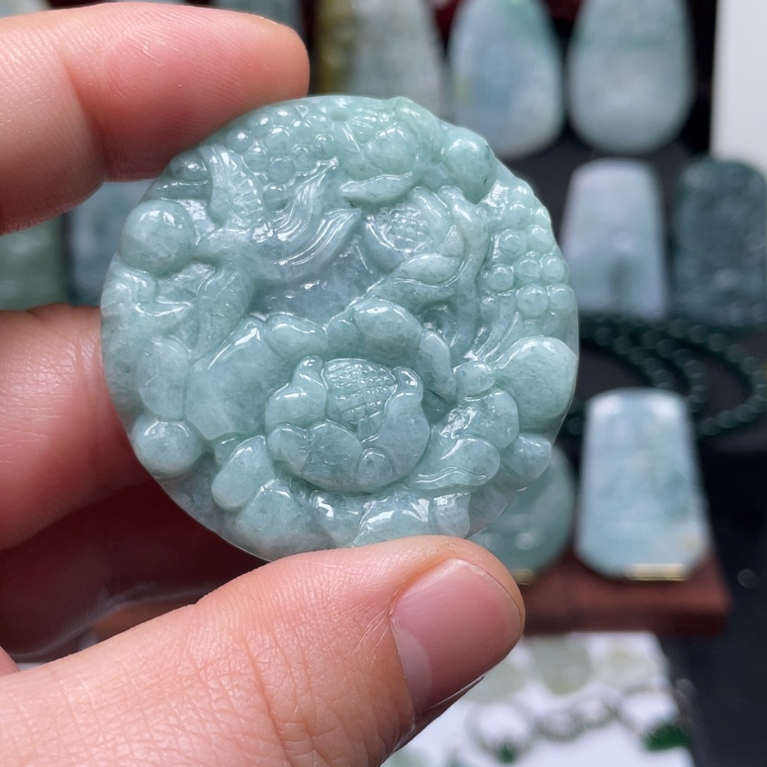 翡翠未镶嵌颈饰喜上眉梢