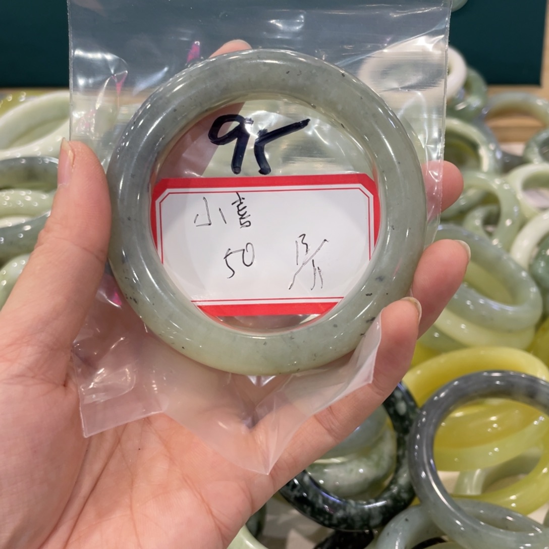 小***喜蛇纹石玉未镶嵌手镯