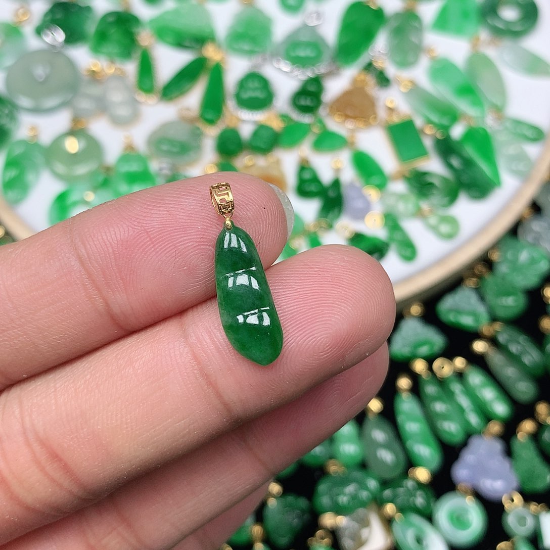 翡翠配石18K金扣头 小巧精美满绿小福豆