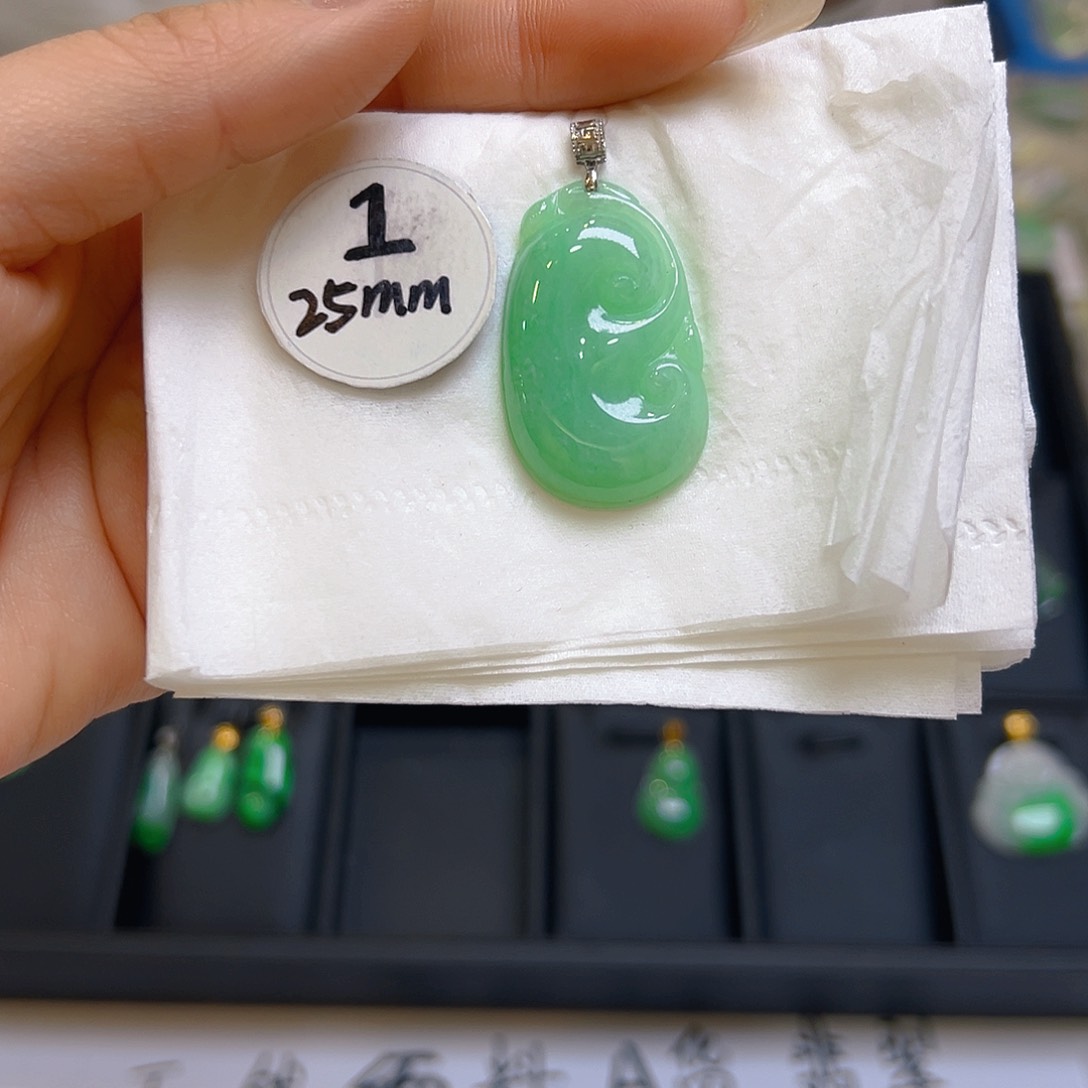 翡翠颈饰18K金镶嵌翡翠