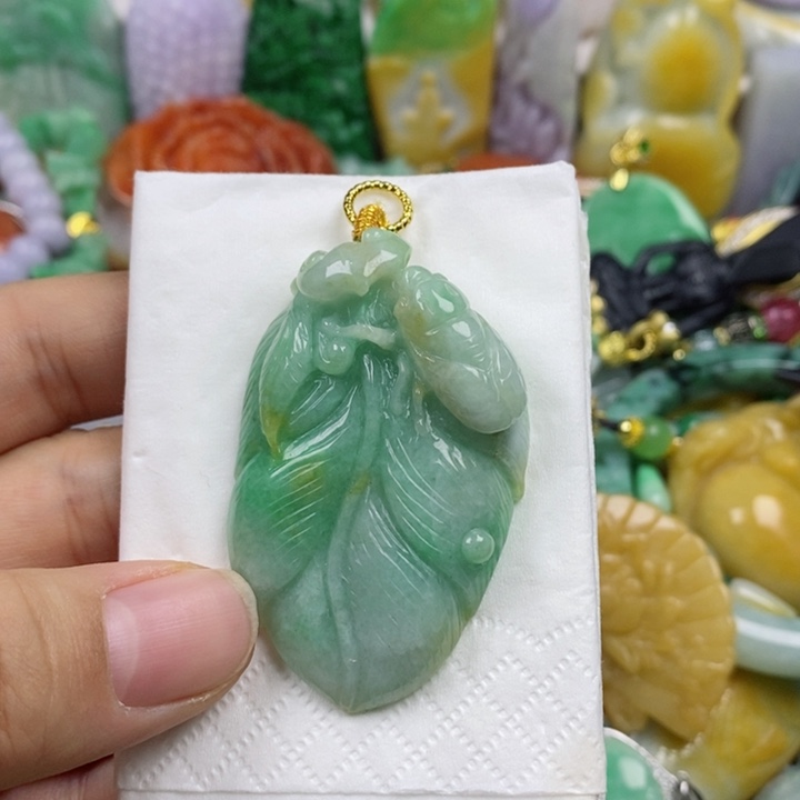 翡翠吊坠(赠链)未镶嵌