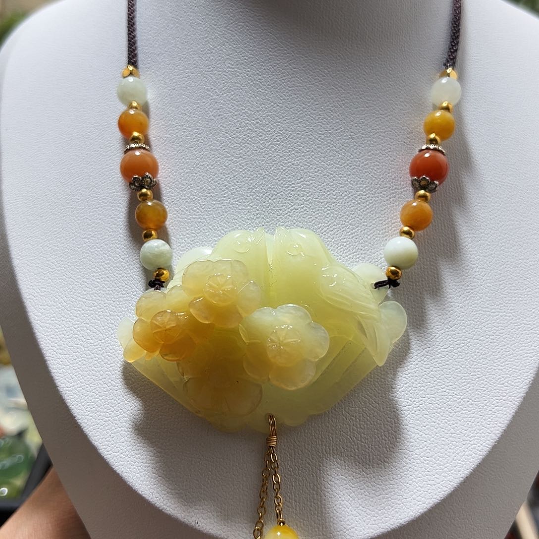 蛇纹石玉颈饰未镶嵌