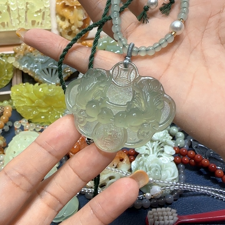未镶嵌蛇纹石玉吊坠