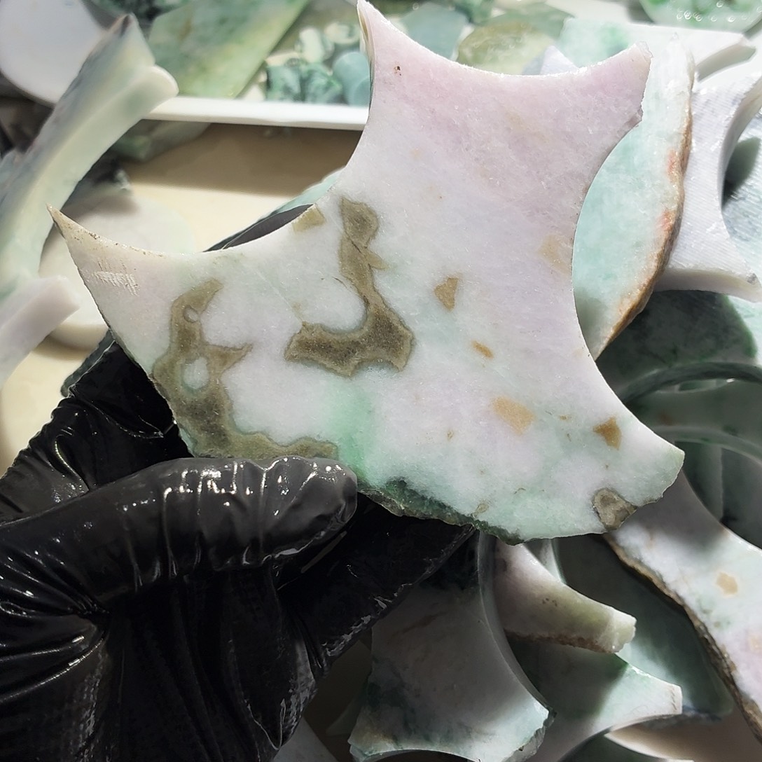 翡翠未镶嵌颈饰边角料