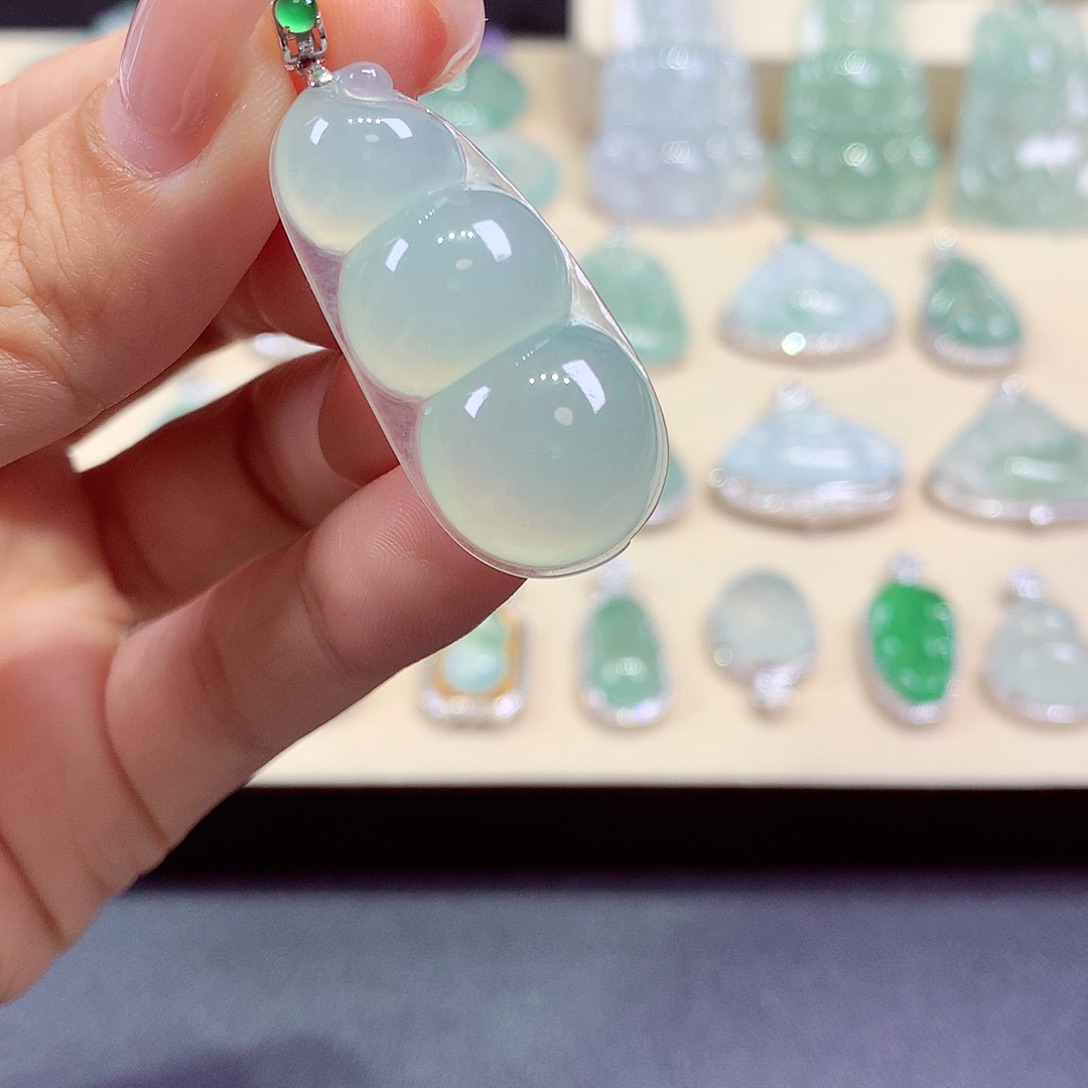 翡翠18K金镶嵌颈饰翡翠