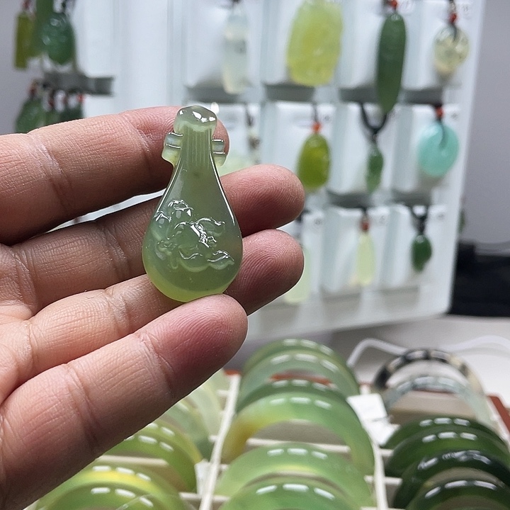 蛇纹石玉颈饰未镶嵌