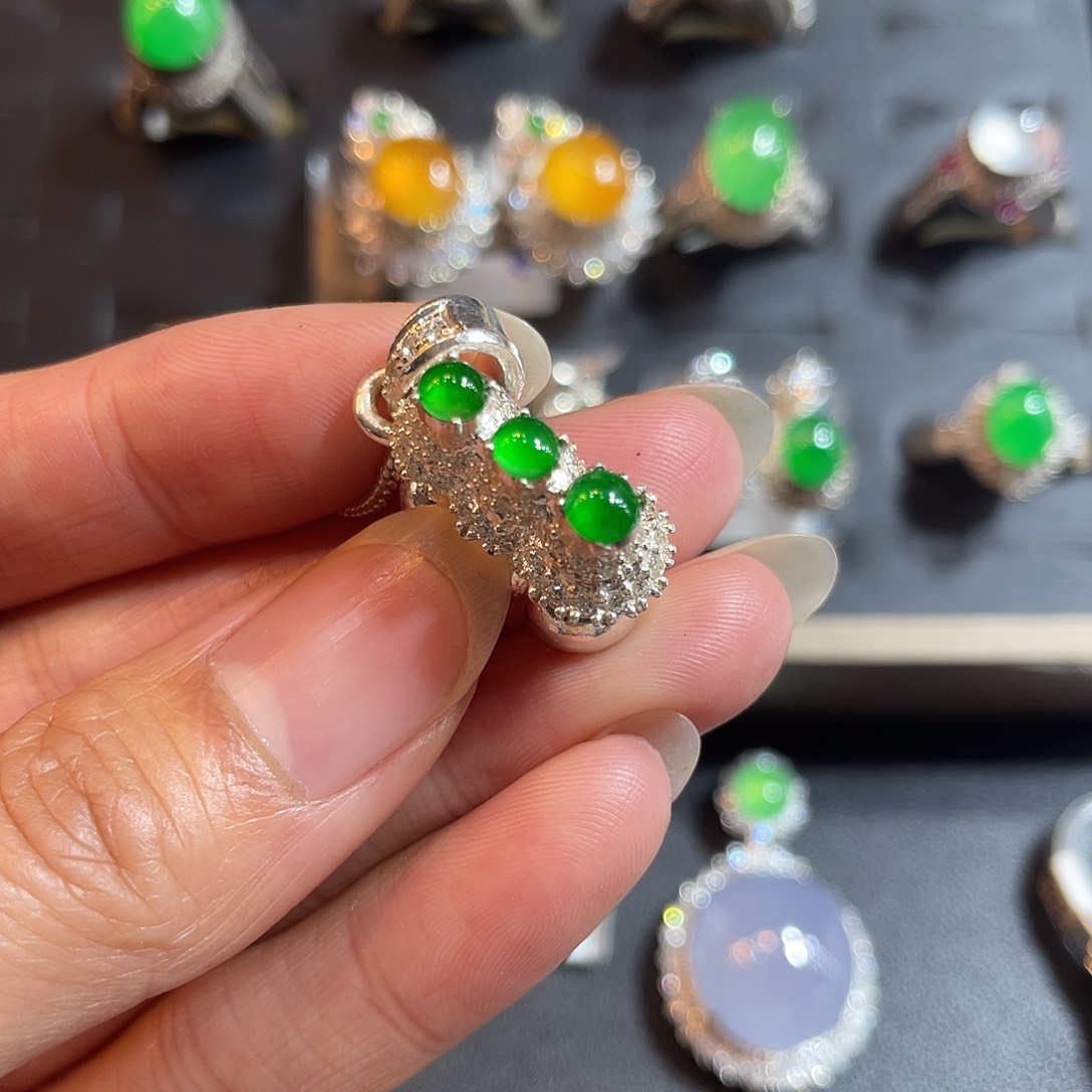 定制翡翠未镶嵌耳饰