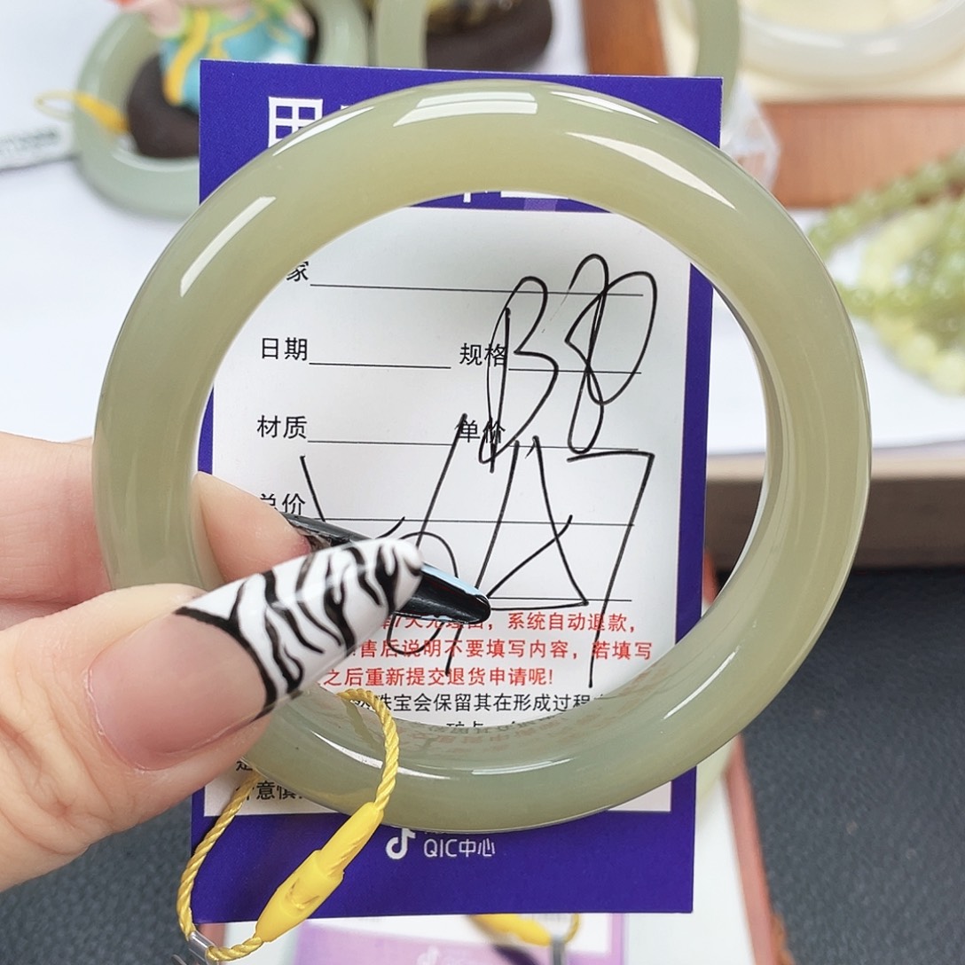 和田玉未镶嵌手镯