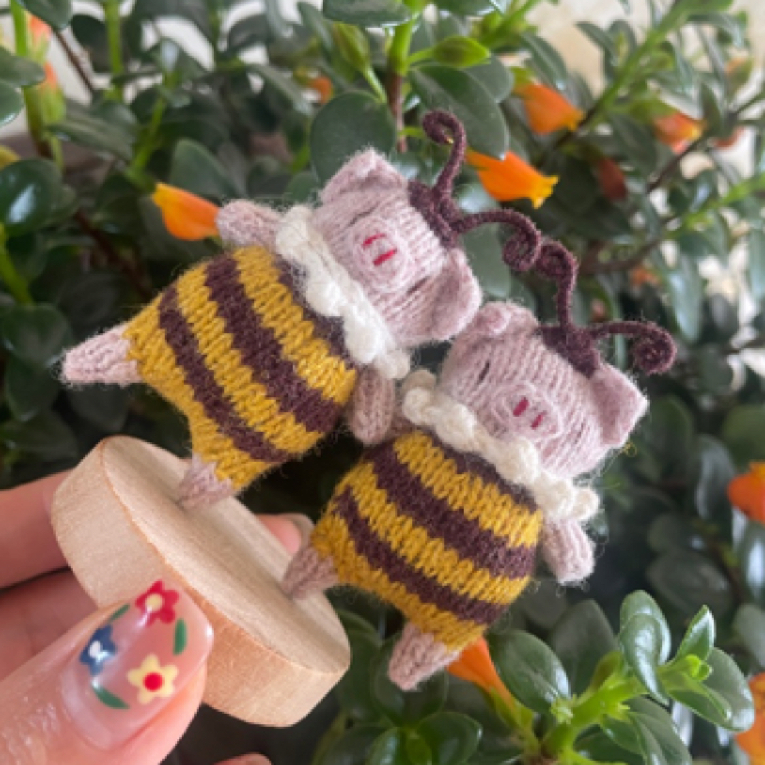 毛线编织可爱蜜蜂猪手工玩偶，手编挂件，胸针针织绒线